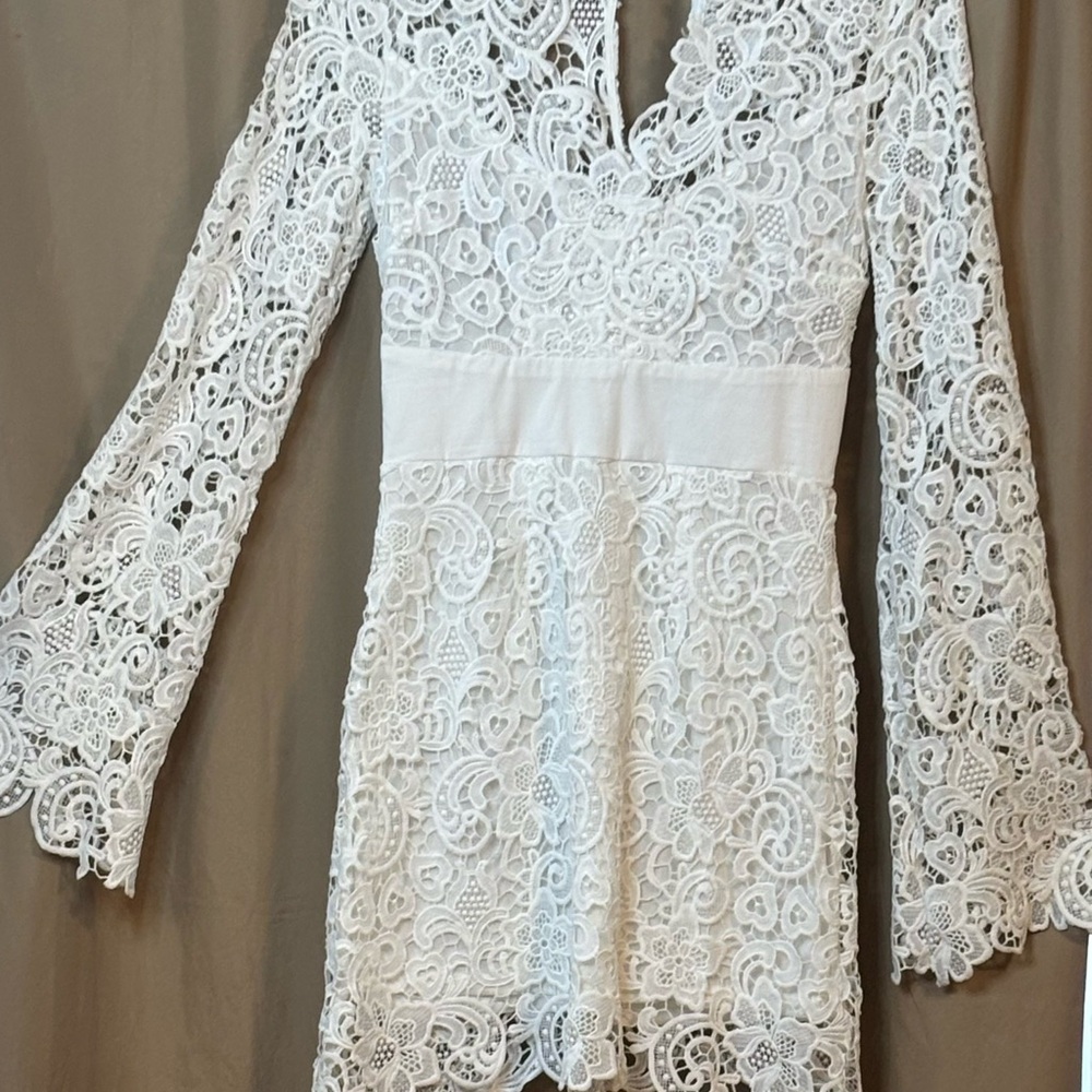VENUS White Lace Long Sleeve Dress